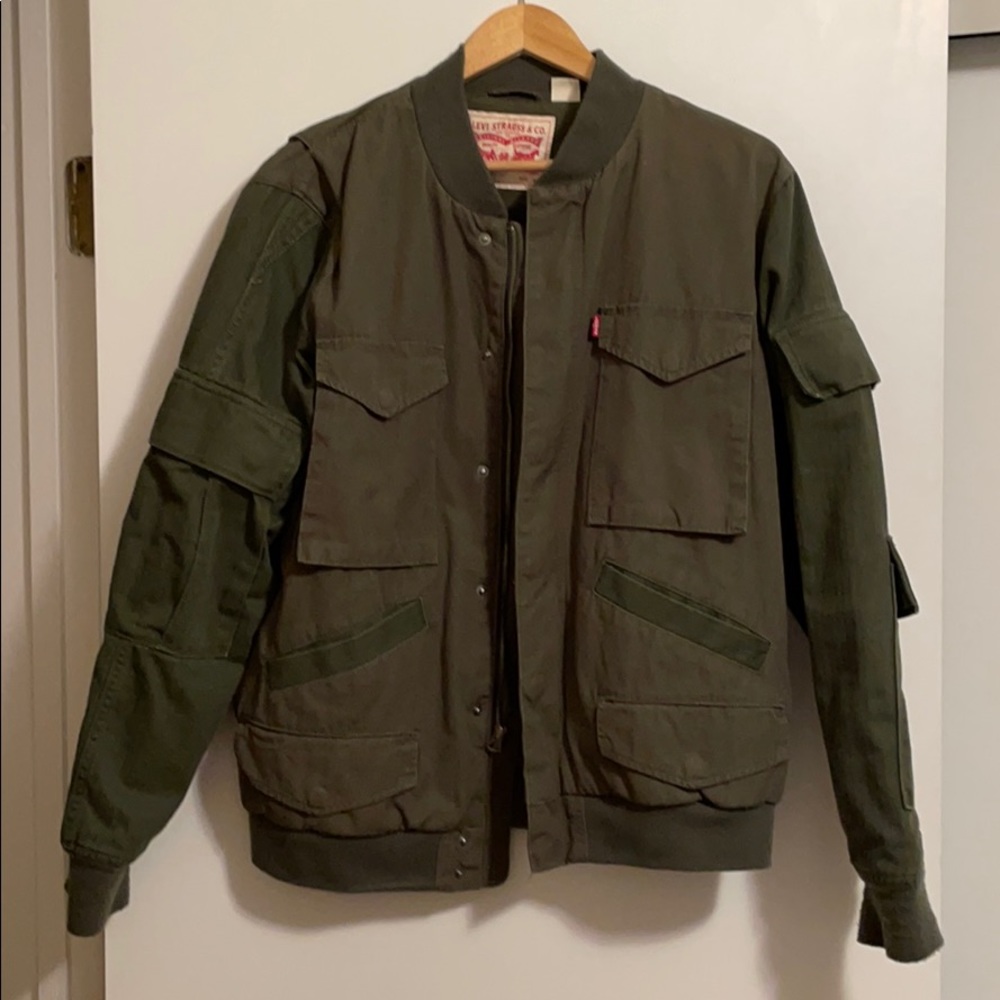 Men’s Levi’s medium. Army Green. Multi pockets